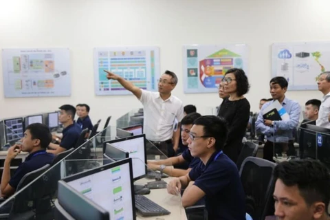 Tổng giám đốc Bảo hiểm xã hội Việt Nam Nguyễn Thị Minh kiểm tra hoạt động Trung tâm điều hành hệ thống công nghệ thông tin. (Ảnh: PV/Vietnam+)