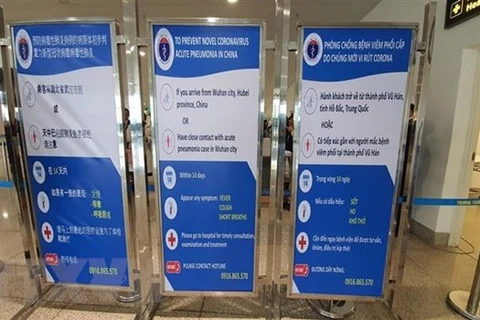 Bộ Y tế cảnh báo phòng chống nhiễm viêm phổi cấp do chủng virus mới nCoV tại hệ thống kiểm dịch y tế quốc tế sân bay quốc tế Nội Bài. (Ảnh: TTXVN phát)