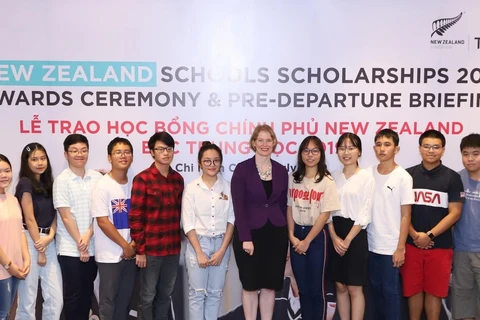 Các học sinh nhận Học bổng New Zealand Schools năm đầu tiên. (Ảnh: PV/Vietnam+)