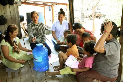 Nhân viên y tế Việt Nam tuyên truyền, hướng dẫn người dân chăm sóc sức khỏe ban đầu. (Ảnh: Dương Ngọc/TTXVN)