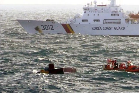 Lực lượng bảo vệ bờ biển Hàn Quốc (KCG) tìm kiếm nạn nhân trong vụ cháy tàu cá có thuyền viên Việt Nam tại khu vực gần đảo Jeju (Hàn Quốc). (Ảnh minh họa: YONHAP/TTXVN)