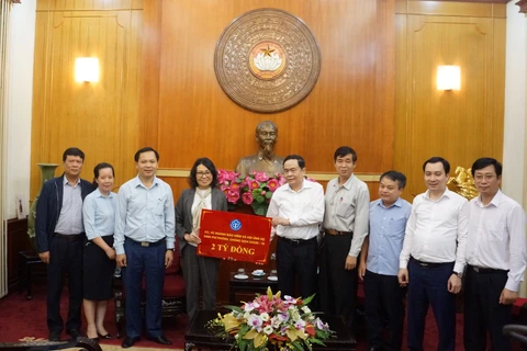 Bảo hiểm xã hội Việt Nam đã trao 2 tỷ đồng ủng hộ ủng hộ công tác phòng chống dịch COVID-19. (Ảnh: PV/Vietnam+)