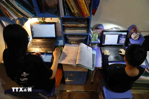 Học sinh học trực tuyến đang đối diện với những nguy cơ bị quấy rối trên mạng Internet. (Ảnh minh hoạ: TTXVN)