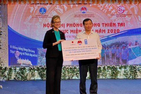 Trao tặng những hỗ trợ cơ bản cho đại diện 3 tỉnh Ninh Thuận, Bình Thuận, Cà Mau. (Ảnh: Vietnam+)