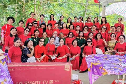 Đoàn thiện nguyện của Câu lạc bộ Nhà báo nữ Việt Nam tặng nhà tình nghĩa cho cựu nữ thanh niên xung phong Phạm Thị Mơ. (Ảnh: Câu lạc bộ Nhà báo nữ Việt Nam)