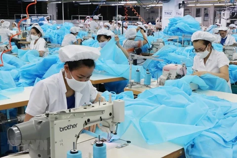 Người lao động sản xuất hàng dệt may xuất khẩu. (Ảnh: Hoàng Nguyên/TTXVN)