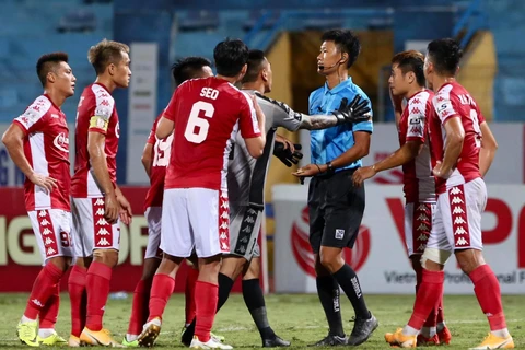Cầu thủ TP.HCM phản ứng trọng tài vì quyết định cho Hà Nội FC hưởng phạt đền. (Ảnh: Huệ Thu/Vietnam+) 