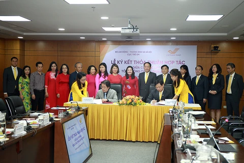 Ký kết thỏa thuận hợp tác giữa Bưu điện Việt Nam và Cục Trẻ em. (Ảnh: PV/Vietnam+)