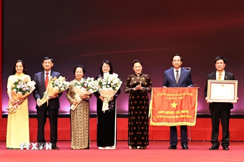 Chủ tịch Quốc hội Nguyễn Thị Kim Ngân trao danh hiệu Anh hùng Lao động thời kỳ đổi mới cho Quỹ Bảo trợ trẻ em Việt Nam. (Ảnh: Trọng Đức/TTXVN)