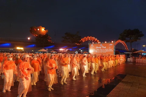 Chương trình “Sắc cam-Thắp sáng và hành động” vì thành phố Đà Nẵng an toàn, không bạo lực với phụ nữ và trẻ em. (Ảnh: PV/Vietnam+)