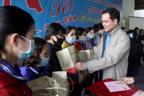 Chủ tịch Tổng Liên đoàn Lao động Việt Nam Nguyễn Đình Khang trao quà tại Chương trình "Tết Sum vầy 2021" cho công nhân lao động tỉnh Bình Định. (Ảnh: PV/Vietnam+)