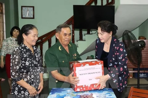 Chủ tịch Quốc hội Nguyễn Thị Kim Ngân thăm hỏi, tặng quà thương binh tại Quảng Ngãi. (Ảnh minh họa: Trọng Đức/TTXVN)