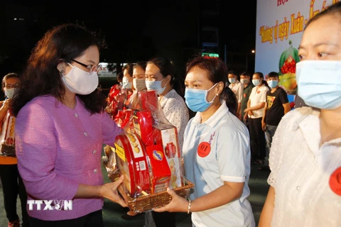 Trao quà và tiền Tết cho người lao động có hoàn cảnh khó khăn tại Thành phố Hồ Chí Minh. (Ảnh minh họa: Thanh Vũ/TTXVN)