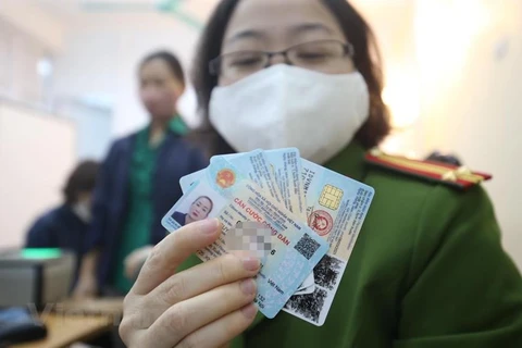 Cận cảnh mẫu thẻ căn cước công dân gắn chip mới được ban hành. (Ảnh: Minh Sơn/Vietnam+)