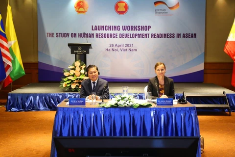 Lễ ra mắt báo cáo nghiên cứu khu vực về sự sẵn sàng phát triển nguồn nhân lực trong ASEAN. (Ảnh: PV/Vietnam+)