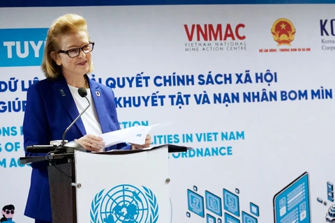 Bà Caitlin Wiesen, Trưởng đại diện thường trú của UNDP phát biểu tại lễ ra mắt. (Ảnh: PV/Vietnam+)