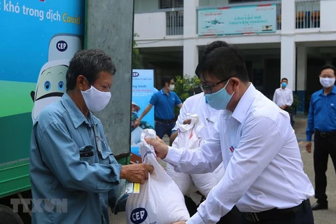 Hỗ trợ người lao động bị ảnh hưởng bởi dịch COVID-19 tại TP Hồ Chí Minh. (Ảnh: Thanh Vũ/TTXVN)