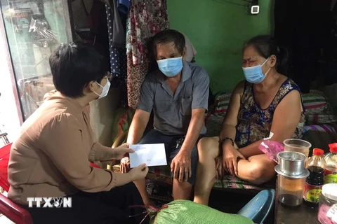 Thành phố Hồ Chí Minh trao quà hỗ trợ cho người dân gặp khó khăn do COVID-19. (Ảnh: Thanh Vũ/TTXVN)