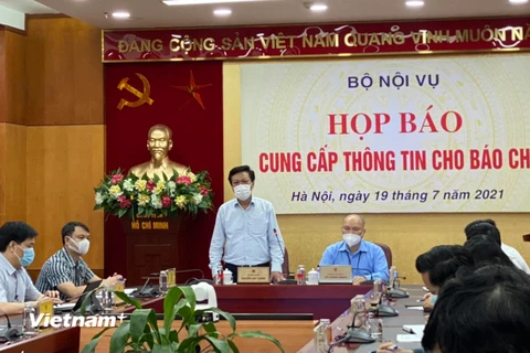 Thứ trưởng Bộ Nội vụ Nguyễn Duy Thăng cung cấp thông tin tại buổi họp báo. (Ảnh: PV/Vietnam+)