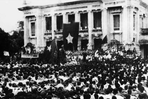 Sáng 19/8/1945, người dân Hà Nội và các tỉnh lân cận kéo về quảng trường Nhà Hát Lớn Hà Nội, dự lễ mít tinh hưởng ứng cuộc Tổng khởi nghĩa giành chính quyền. (Ảnh tư liệu TTXVN)