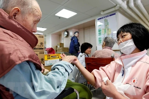 Điều dưỡng viên hỗ trợ người cao tuổi tại Nhật Bản. (Ảnh minh hoạ: AFP/TTXVN)