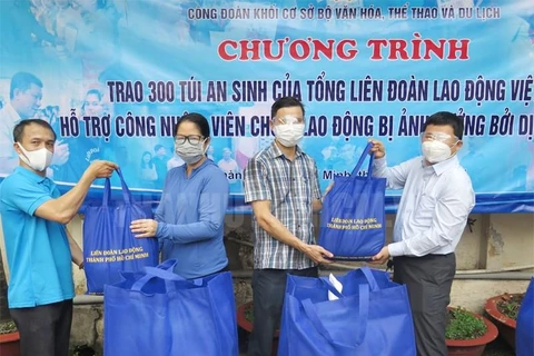 Trao tặng “Túi an sinh Công đoàn” cho người lao động. (Ảnh: PV/Vietnam+)