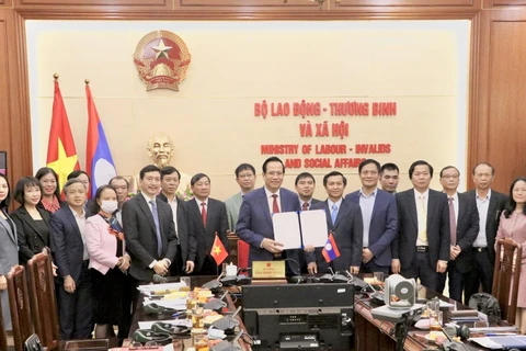 Ký trực tuyến Biên bản hội nghị Bộ trưởng Lao động và Phúc lợi xã hội lần thứ 7 và thỏa thuận hợp tác trong lĩnh vực lao động, phúc lợi xã hội. (Ảnh: PV/Vietnam+)