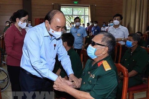 Chủ tịch nước Nguyễn Xuân Phúc đến thăm, tặng quà cho thương binh, bệnh binh tại Trung tâm nuôi dưỡng thương bệnh binh nặng và điều dưỡng người có công tỉnh Hà Nam. (Ảnh: Thống Nhất/TTXVN)