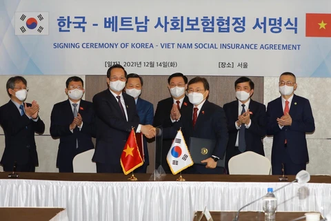 Lễ ký hiệp định song phương về bảo hiểm xã hội giữa Việt Nam và Hàn Quốc. 