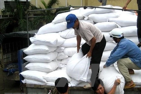 Vận chuyển gạo cứu trợ cho người dân. (Ảnh minh họa: Thái Sơn/TTXVN)