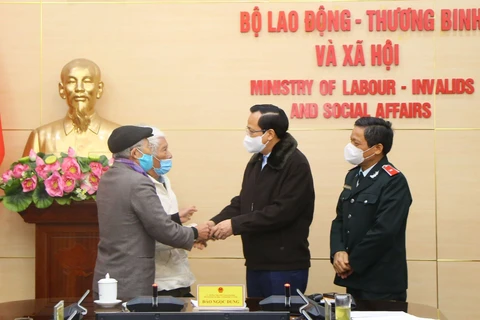 Bộ trưởng Đào Ngọc Dung trực tiếp lắng nghe kiến nghị của ông Khúc Văn Long. (Ảnh: PV/Vietnam+)