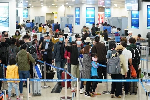 Các hãng hàng không, đường sắt đều tăng chuyến phục vụ cho nhu cầu di chuyển của người dân trong kỳ nghỉ lễ sắp tới. (Ảnh: PV/Vietnam+)