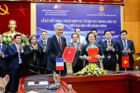 Lễ ký kết bản thỏa thuận song phương về hợp tác trong lĩnh vực công vụ và hiện đại hóa nền hành chính giữa Bộ Chuyển đổi và Công vụ Cộng hòa Pháp và Bộ Nội Vụ Việt Nam. (Ảnh: Đại sứ quán Pháp tại Việt Nam)