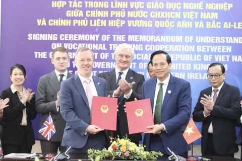 Ký kết Bản ghi nhớ về hợp tác trong lĩnh vực giáo dục nghề nghiệp giữa Chính phủ Việt Nam và Chính phủ Liên hiệp Vương quốc Anh và Bắc Ireland. (Ảnh: PV/Vietnam+)
