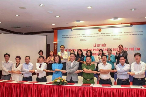 10 bộ ngành, cơ quan cùng ký kết kế hoạch liên ngành phòng chống đuối nước trẻ em giai đoạn 2022-2030. (Ảnh: PV/Vietnam+)