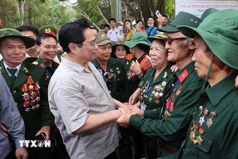 Thủ tướng Phạm Minh Chính gặp gỡ, thăm hỏi các cựu thanh niên xung phong tại Ngã ba Đồng Lộc. (Ảnh minh họa: Dương Giang/TTXVN)