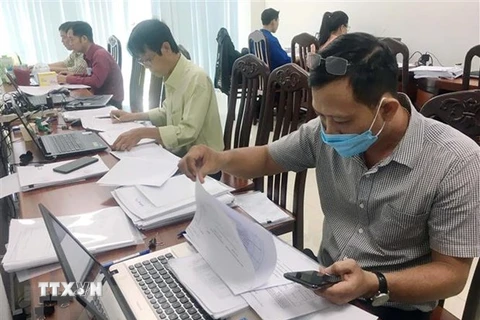 UBND Quận 3, TP.HCM, tăng cường lực lượng tình nguyện viên tham gia tiếp nhận, thẩm định, giải quyết hồ sơ hỗ trợ tiền thuê nhà cho người lao động. (Ảnh: Thanh Vũ/TTXVN)