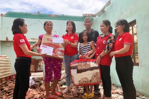 Hội Chữ thập đỏ tỉnh Quảng Nam thăm hỏi, hỗ trợ cho các gia đình có nhà sập đổ bởi bão số 4-Noru tại huyện Quế Sơn, Điện Bàn và hỗ trợ bước đầu mỗi hộ 1 triệu đồng cùng các vật dụng thiết yếu. (Ảnh: PV/Vietnam+)