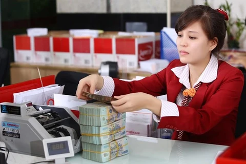 Ngân hàng Nhà nước đã vận động các tổ chức tín dụng giữ ổn định mặt bằng lãi suất cho vay hỗ trợ người dân và doanh nghiệp. (Ảnh minh hoạ: CTV/Vietnam+)