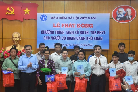 Trao tặng sổ bảo hiểm xã hội, thẻ bảo hiểm y tế cho người dân có hoàn cảnh khó khăn tại tỉnh Điện Biên. (Ảnh: PV/Vietnam+)