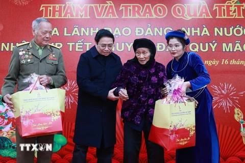 Thủ tướng Phạm Minh Chính tặng quà Tết cho người có công tại tỉnh Cao Bằng. (Ảnh: Dương Giang/TTXVN) 
