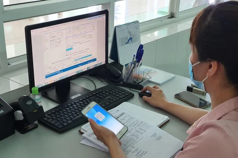 Sử dụng hình ảnh thẻ bảo hiểm y tế trên ứng dụng VssID thay vì thẻ bảo hiểm y tế giấy. (Ảnh: PV/Vietnam+)