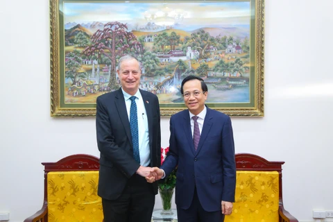 Bộ trưởng Bộ Lao động-Thương binh và Xã hội Đào Ngọc Dung và ông Yaron Mayer, Đại sứ Israel tại Việt Nam. (Ảnh: PVVietnam+)