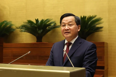Phó Thủ tướng Lê Minh Khái trình bày Báo cáo đánh giá bổ sung kết quả thực hiện kế hoạch phát triển kinh tế-xã hội và ngân sách Nhà nước năm 2022; tình hình thực hiện kế hoạch phát triển kinh tế-xã hội và ngân sách Nhà nước những tháng đầu năm 2023. (Ảnh: