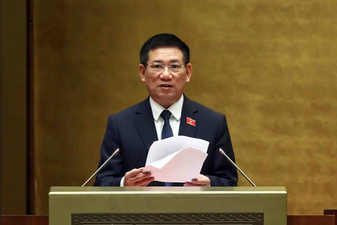 Bộ trưởng Bộ Tài chính Hồ Đức Phớc trình bày Báo cáo quyết toán ngân sách nhà nước năm 2021. (Ảnh: TTXVN)