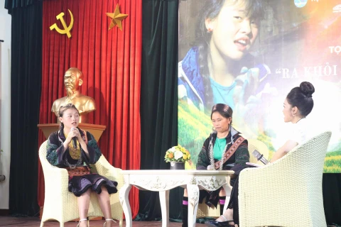 Các khách mời chia sẻ tại buổitọa đàm “Ra khỏi màn sương”. (Ảnh: PV/Vietnam+)