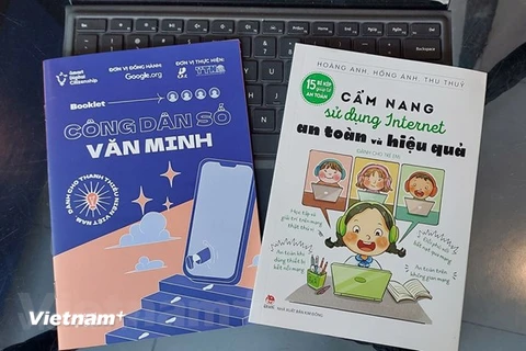 Tài liệu tham khảo cho phụ huynh để hướng dẫn con sử dụng mạng xã hội. (Ảnh: PV/Vietnam+)