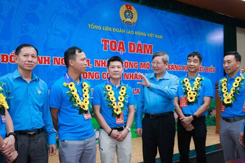 Phó Chủ tịch Thường trực Tổng Liên đoàn lao động Việt Nam Trần Thanh Hải trò chuyện với công nhân tiêu biểu được trao tặng Giải thưởng Nguyễn Đức Cảnh lần thứ IV năm 2023. (Ảnh: PV/Vietnam+)
