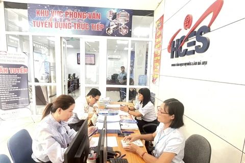 Người lao động làm hồ sơ tuyển dụng tại Trung tâm dịch vụ việc làm Hà Nội. (Ảnh: PV/Vietnam+)