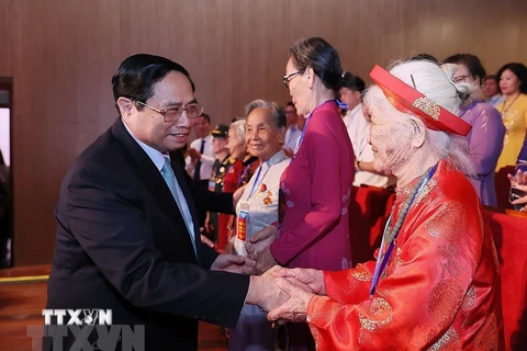 Thủ tướng Phạm Minh Chính thăm hỏi, tặng quà cho các Bà Mẹ Việt Nam Anh hùng. (Ảnh: Dương Giang/TTXVN)